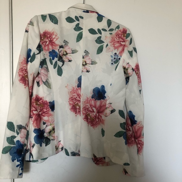 RW & Co Floral blazer in size 2 - Picture 2 of 3